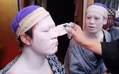 おしろいを塗ってもらう記者(東京都台東区の浅草右近屋)