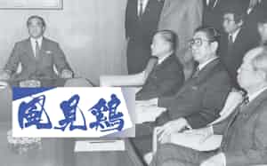 1987年の自民党総裁選は、勇退する中曽根康弘首相㊧の裁定に委ねることになり、投票はしなかった。 1987年の自民党総裁選は、勇退する中曽根康弘首相㊧の裁定に委ねることになり、投票はしなかった。