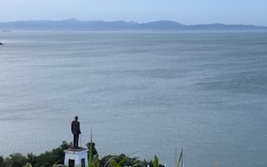 馬祖列島からは対岸の中国本土が指呼の間に見える(南竿島の蔣介石像が立つ崖)