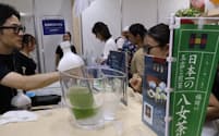 福岡県は九州各県と合同で大阪万博に出展し、ブースで八女茶をアピールした(3日、大阪市)
