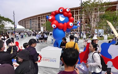 多くの来場客でにぎわう大阪万博の会場(9月12日、大阪市此花区)