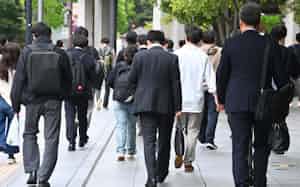 転職市場が活発になる中、内定取り消しの是非を巡る司法判断に変化の兆しがみられる(東京・丸の内の通勤風景) 転職市場が活発になる中、内定取り消しの是非を巡る司法判断に変化の兆しがみられる(東京・丸の内の通勤風景)