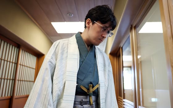 将棋王座戦第2局の対局室に入る伊藤匠叡王(18日、神戸市中央区) 将棋王座戦第2局の対局室に入る伊藤匠叡王(18日、神戸市中央区)