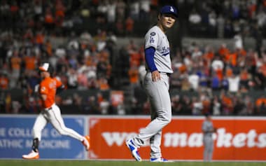 オリオールズ戦の9回2死からホリデー(左)にソロ本塁打を打たれ、無安打無得点試合を逃したドジャース・山本=ボルティモア(共同)