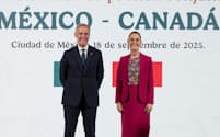 両国は28年までの「メキシコ・カナダ行動計画」にも署名した(カナダのカーニー首相㊧とメキシコのシェインバウム大統領、18日夜、メキシコシティ)