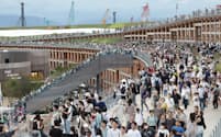 多くの人でにぎわう大阪万博の会場(13日、大阪市此花区)