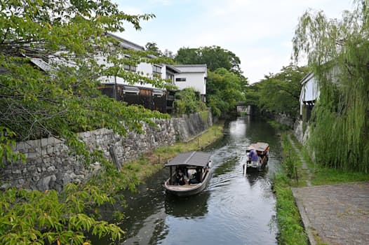 手こぎ和船によるお堀めぐり。八幡堀は安土桃山時代、豊臣秀次によって、琵琶湖と市街地を結ぶため整備された 手こぎ和船によるお堀めぐり。八幡堀は安土桃山時代、豊臣秀次によって、琵琶湖と市街地を結ぶため整備された