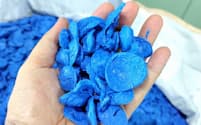 使用済みブルーシートの処理後の状態。粒状の樹脂としシートの原料に(岡山県赤磐市)
