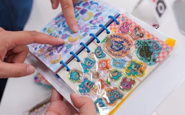 参加者が「アスナル金山」でのイベントに持参したシール帳(名古屋市)