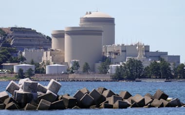 関西電力美浜原発。1号機(手前)、2号機(奥左)、3号機=7月、福井県美浜町