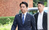 自身の総裁選対策本部発足式に向かう小泉農相(19日、東京・永田町)