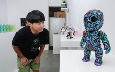 展示会「SOFVI is ART !?」でソフビを鑑賞する男性(東京都中央区)