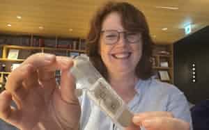 プリントセントのヴァイナモ・サトゥさんが持つのはウエラブル向けに使う絆創膏型の電子基板 プリントセントのヴァイナモ・サトゥさんが持つのはウエラブル向けに使う絆創膏型の電子基板