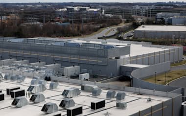 米バージニア州のデータセンター群=ロイター