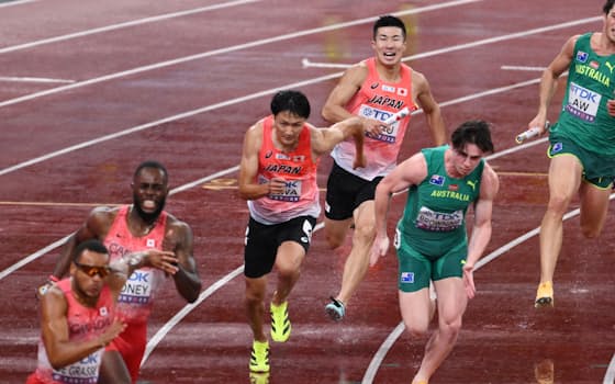 男子400メートルリレー決勝でバトンを手に力走する桐生祥秀(中央右)と鵜沢飛羽(同左)。日本チームは6位でメダルには届かなかった=釜江紗英、積田檀撮影 男子400メートルリレー決勝でバトンを手に力走する桐生祥秀(中央右)と鵜沢飛羽(同左)。日本チームは6位でメダルには届かなかった=釜江紗英、積田檀撮影