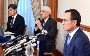 潔白を主張した新浪代表幹事㊨と岩井代表幹事代行㊥。ある副代表幹事の進言で通常は背景におく経済同友会のパネルは外された(9月3日)