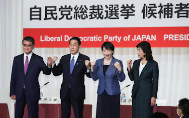 自民党総裁選の候補者共同記者会見で記者会見を前に写真撮影に応じる(左から)河野太郎、岸田文雄、高市早苗、野田聖子の4候補(2021年9月、自民党本部)