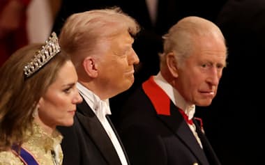 チャールズ国王㊨は外交面でもトランプ氏に影響を及ぼしたと指摘されている(2025年9月17日、ロンドン郊外のウィンザー城で開いた晩さん会)=ロイター