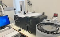 息に含まれる物質を解析する装置を使って測定した=京都大学提供