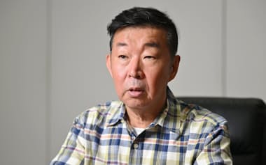 「時代の波の中で必死に生きた家族の姿を見てほしい」と語る鄭義信さん