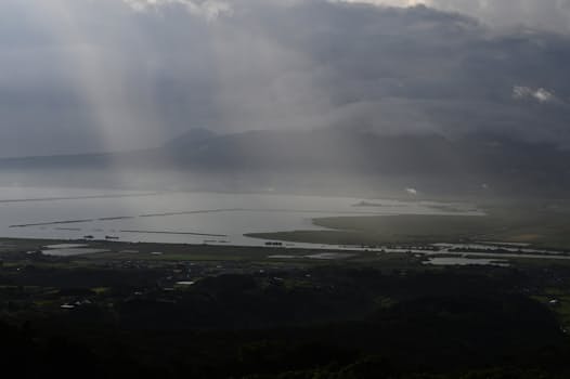 藩士の娘、志津が往来した本明川の河口付近。干拓事業が行われた諫早湾に光が差し込む=善家浩二撮影 藩士の娘、志津が往来した本明川の河口付近。干拓事業が行われた諫早湾に光が差し込む=善家浩二撮影