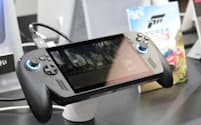 東京ゲームショウで展示されたマイクロソフトの携帯型ゲーム機「Xbox Ally X」などを発売する(25日、千葉市)