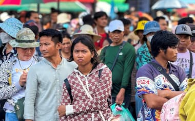 タイがカンボジアへの国境検問所を閉鎖し、帰国するのに列をなすカンボジアの人々(6月、タイ・サケオ県)=ロイター