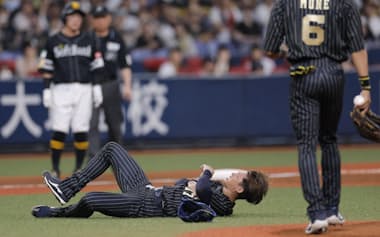 9月14日のソフトバンク戦で折れたバットが直撃し倒れこんだオリックス・曽谷。ヒヤヒヤする場面が少なくない=共同