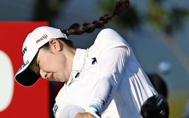 7月の大東建託レディースでプレーする小祝さくら。左手首の痛みで途中棄権した=共同