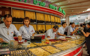 国際情勢の先行き不透明感からタイでも金の取引が活況だ(バンコクの金専門店)