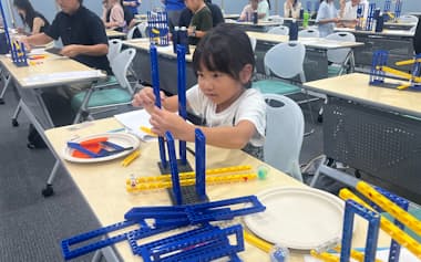 マネックス証券と大阪取引所が開いた小学生向けの金融教育イベントの様子(27日、大阪市)