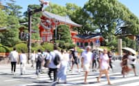 猛暑日のなか京都を巡る観光客ら(9月2日、八坂神社前)