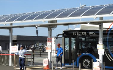 大阪・関西万博会場のバスターミナルの屋根250メートルにわたってペロブスカイト太陽電池を設置した