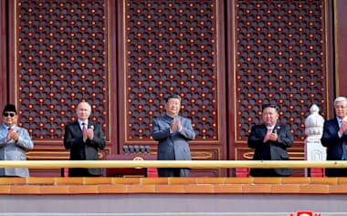 中国の習近平国家主席は3日の軍事パレードで北朝鮮の金正恩総書記(右)をプーチン大統領(左)と並んで自分の隣に立つのを許した=ロイター