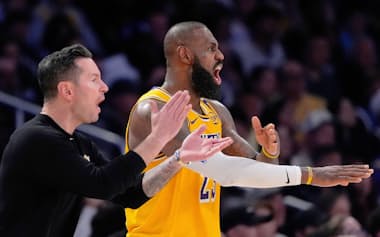 NBAのスター、レブロン・ジェームズ㊨はマインドフルネスの実践者として知られている=AP