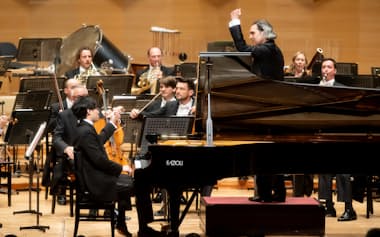 ユロフスキ(上)とピアノのリウ(手前)=池上 直哉撮影