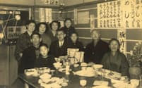 母が営んだ食堂で。左手前が筆者(1954年)