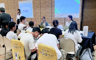 企業と留学生をつなげるインターンシップフェアには多くの外国人留学生が参加した(7月、大分市)