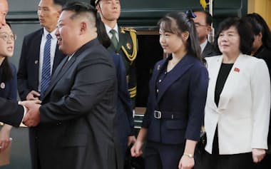 北京に到着し、中国の最高指導部メンバーと握手する北朝鮮の金正恩朝鮮労働党総書記(右から3人目)。同2人目が娘=朝鮮中央通信・共同