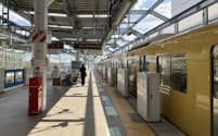 西武鉄道の東村山駅では6月に新宿線の下りのホームが高架化した(東京都東村山市)