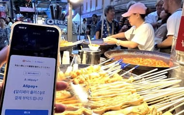「PayPay」アプリで韓国の屋台でも決済が可能に(9月、ソウル明洞)
