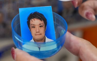 他人の証明写真が入ったカプセルトイ(東京都渋谷区のヴィレッジヴァンガード渋谷本店)