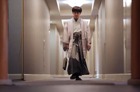 休憩から対局室へ戻る伊藤匠叡王(30日、名古屋市中村区) 休憩から対局室へ戻る伊藤匠叡王(30日、名古屋市中村区)