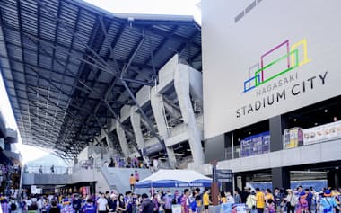 長崎スタジアムシティはサッカーファンを中心に幅広い層を集客している(長崎市)