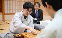 将棋王座戦第3局で藤井聡太王座(手前)を破り、感想戦で対局を振り返る伊藤匠叡王(30日、名古屋市中村区)