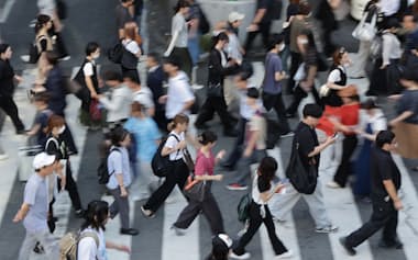 JR大阪駅前を歩く人たち(大阪市北区)