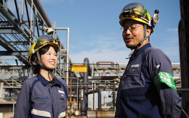 三菱ケミカル岡山事業所でオペレーターとして働く宮内絢羽さん㊧は男性同様に三交代勤務に就く(岡山県倉敷市)