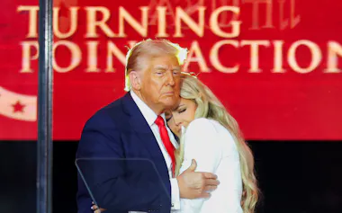 トランプ大統領は保守活動家チャーリー・カーク氏の追悼式でカーク氏の妻㊨が夫の命を奪った人物を許すと発言したが、「許すことはできない」と語った=ロイター