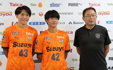 清水ユースからの昇格が決まった針生涼太㊧、土居佑至㊥と記念撮影する反町康治GM©S-PULSE