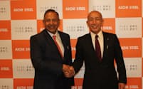 バルドマンスペシャルスチールのサチット・ジェイン社長㊧と愛知製鋼の後藤尚英社長(2日、名古屋市)